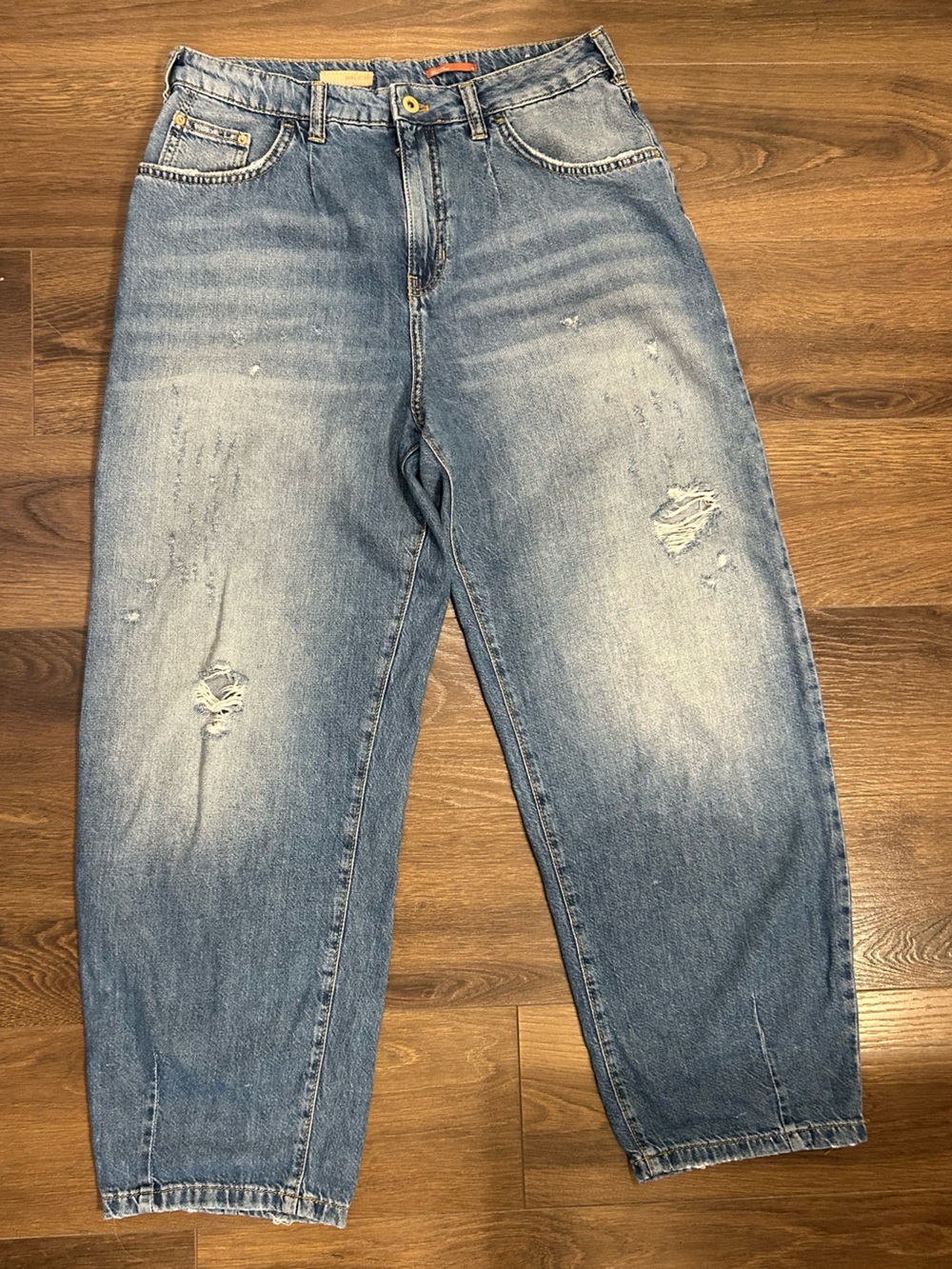Pilcro distressed barrel legged jeans size 29 darted ankles -adorable!